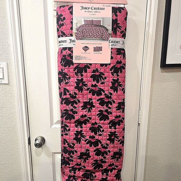 Juicy Couture Home JC Logo Floral 3-PC Reversible Quilt Set- Full/Queen - Picture 3 of 7